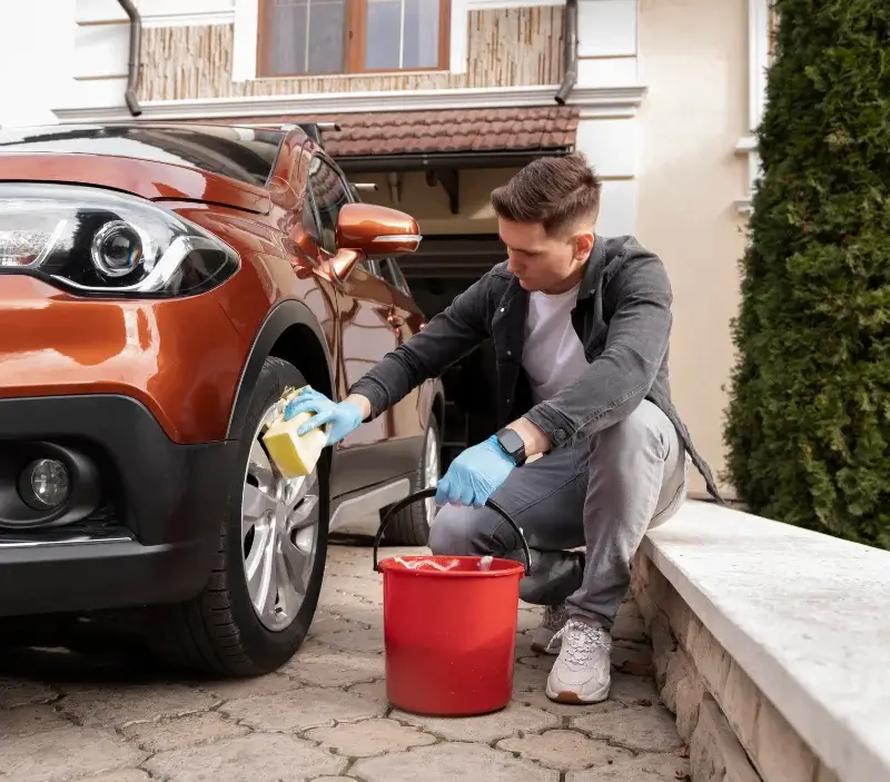 Lavage auto à domicile Évran : professionnel intervenant sur un véhicule